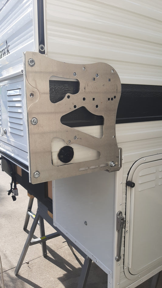 Rear Mount for Truck Campers with Reico Titan Jacks